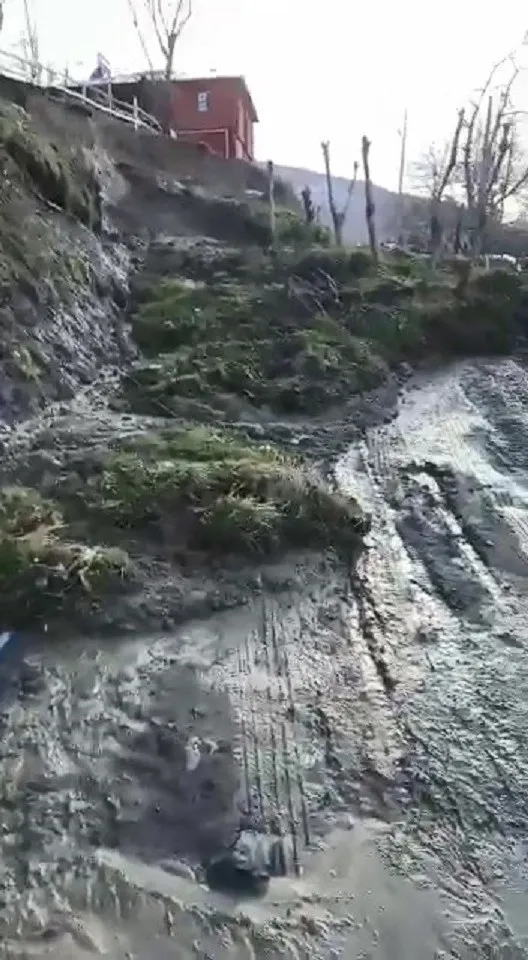 kastamonuda-heyelan-yollar-kapandi-agaclar-bile-suruklendi-1649319260801.jpg Kastamonu’da heyelan: Yollar kapandı, ağaçlar bile sürüklendi - 3