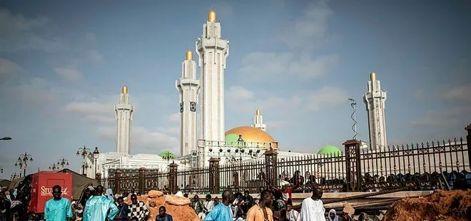 Batı Afrika’nın en büyük camisi ibadete açıldı