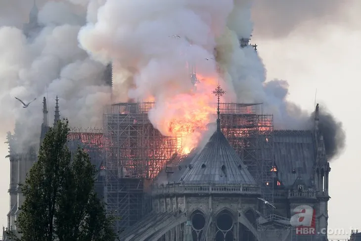 Dünya Notre Dame Katedrali’ndeki yangını konuşuyor!