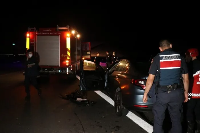 Kuzey Marmara Otoyolu'nda feci kaza! Otomobil TIR'a ok gibi saplandı - 3