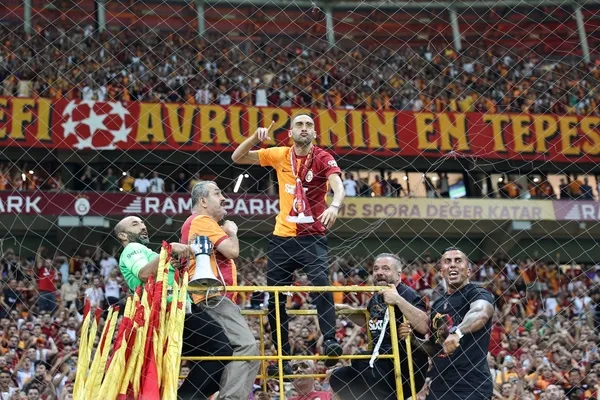 Hakim Ziyech Galatasaray’da! KAP’a bildirildi | Ziyech RAMS Park’ta taraftara üçlü çektirdi