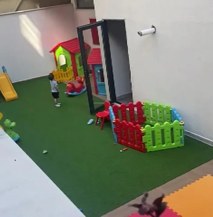 okulun-bahcesinde-bekledi-gozyaslarina-boguldu-anne-okuldan-sikayetci-1724322579515.jpeg Bahçede unutulduğu iddia edilen çocuk