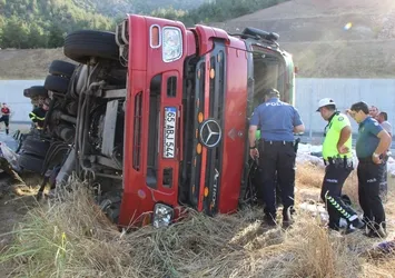 Amasya'da un yüklü TIR devrildi! Polis acı haberi telefonda babaya söyleyemedi