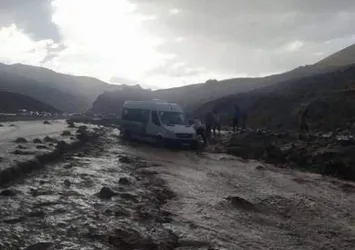 Van-Hakkari kara yolu sel nedeniyle kapandı