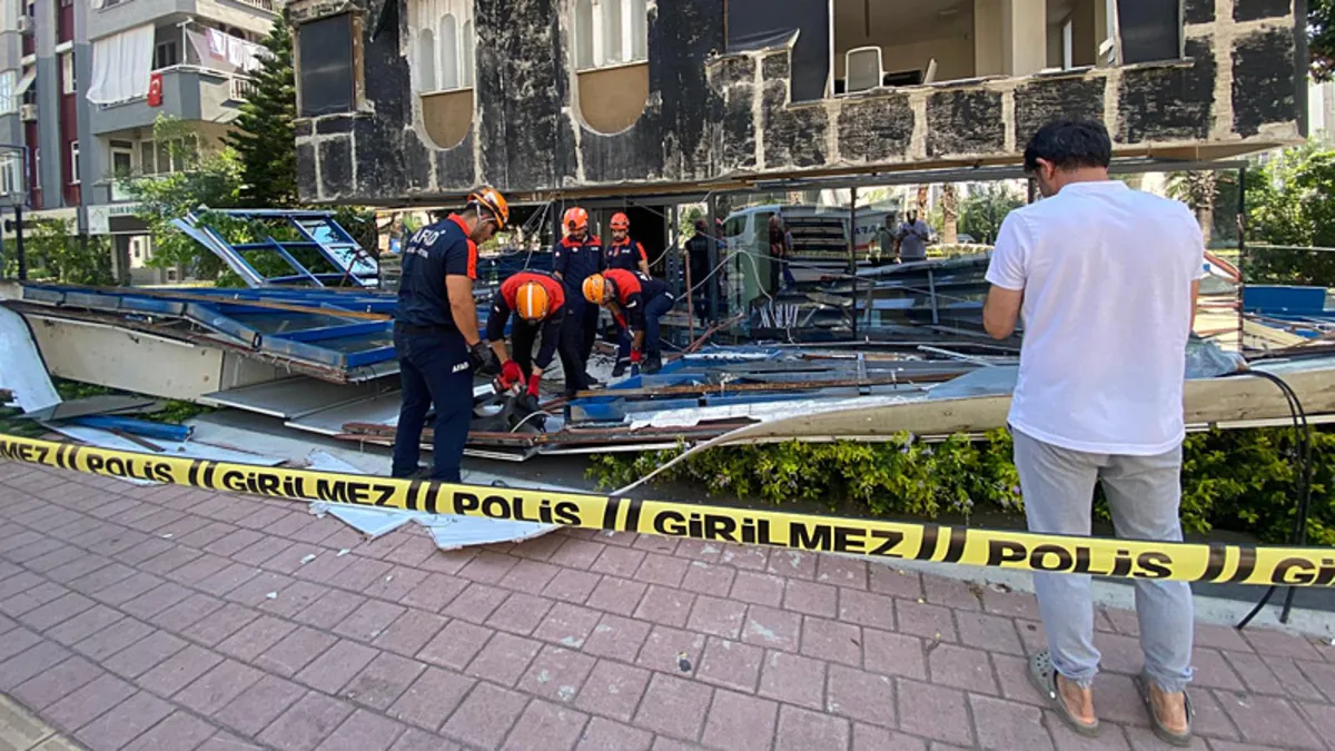 Antalya’da dış cephe kaplaması binadan düştü