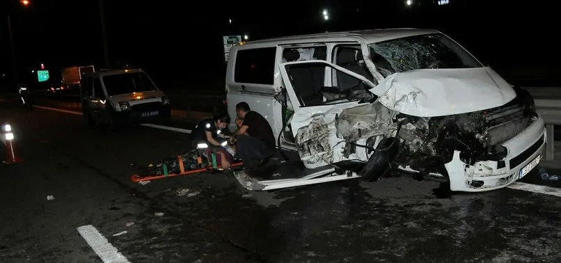 TEM Otoyolu'nda kamyon minibüse çarptı: 10 yaralı