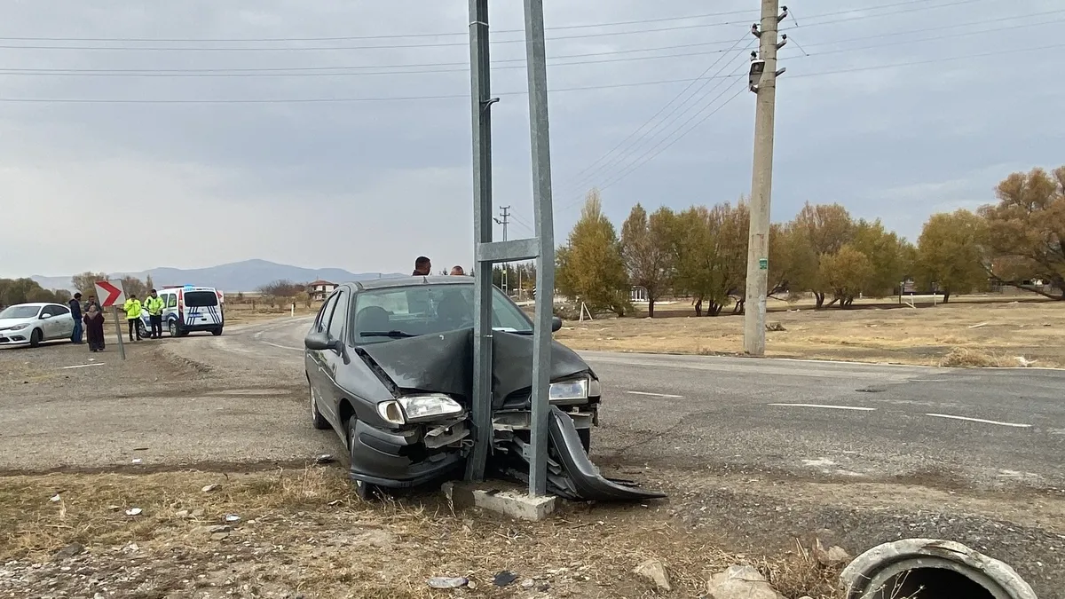 Konya'da otomobil direğe çarptı: 4 yaralı