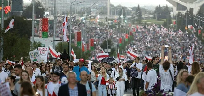 Belarus’ta protestocular Cumhurbaşkanlığı Sarayı’na yürümek istedi
