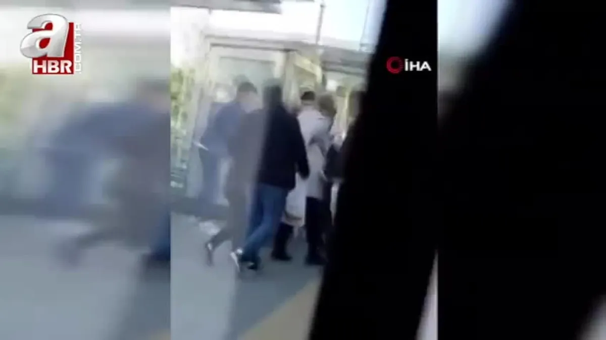 Tramvayda iki grup genç arasında kavga kamerada