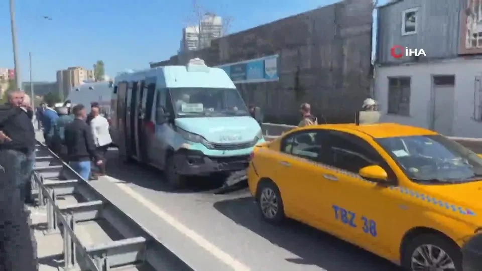 Sarıyer’de minibüs taksiye çarptı: 5 yaralı