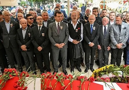 Ekrem İmamoğlu ve Kemal Kılıçdaroğlu cenaze namazında yan yana poz vermedi!