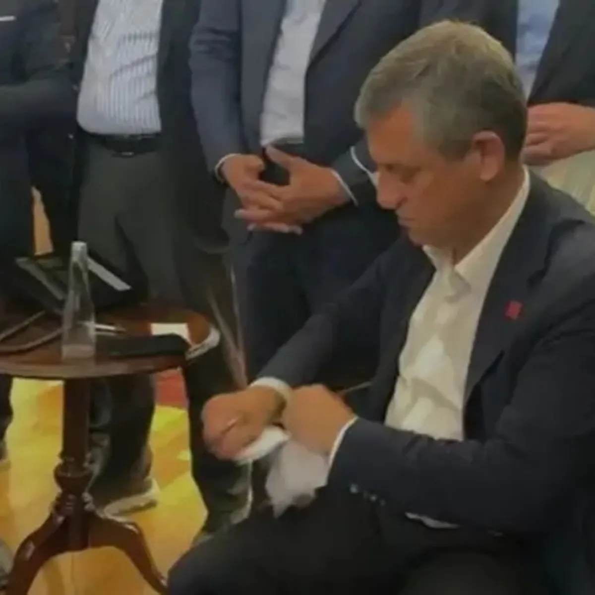 Özgür Özel'in tebligat yırtma videosu kurgu mu? 