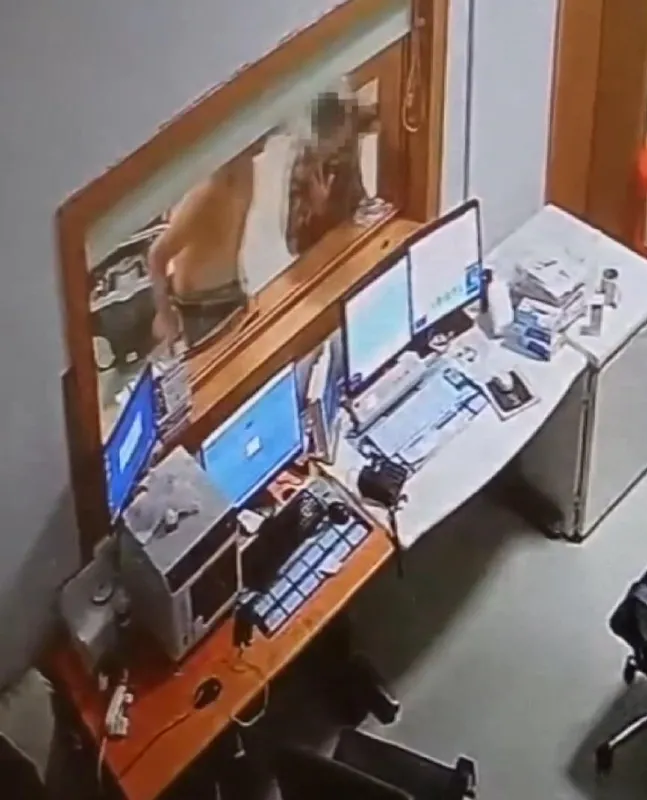 Son dakika: Hastanede dehşet: Tomografi odasını birbirine kattılar! Sağlık çalışanları kendilerini camlı odaya kilitledi - 6