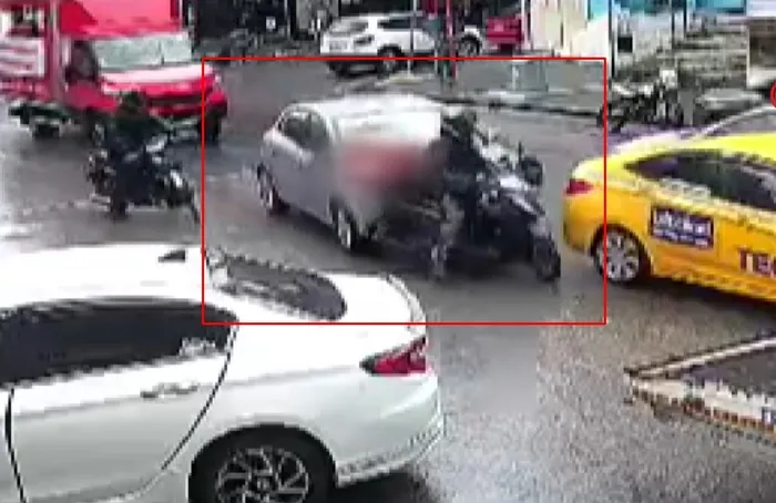 carpti-sikistirdi-trafikte-dehset-sacti-aynasini-kiran-motokuryenin-uzerine-aracini-surdu-feci-anlar-kameralar-1739046667800.jpg