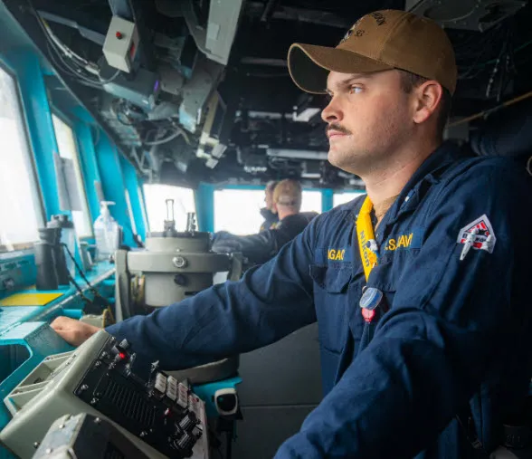 ABD’den Çin’e gözdağı! Savaş gemisi USS Chung-Hoon Tayvan Boğazı’ndan geçti