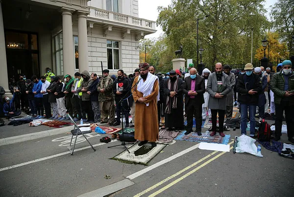 İslam düşmanı Macron Londra’da protesto edildi