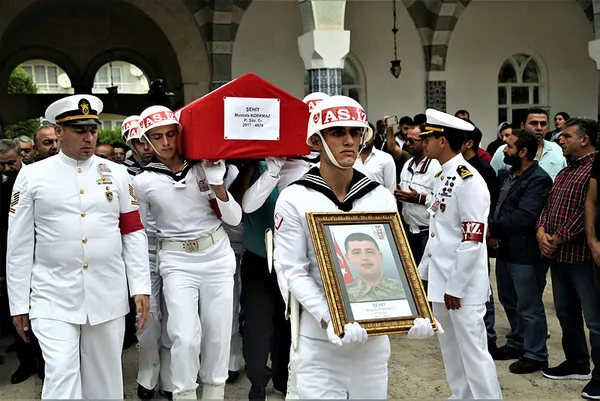 Şehit Mustafa Korkmaz’ın cenazesinde CHP’li vekil Ali Mahir Başarır’dan skandal görüntü