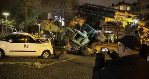 İş makinesi 3 otomobilin üzerine devrildi!