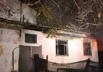 Yangına uykusunda yakalandı! Gece yarısı mahalleyi ayağa kaldıran olay