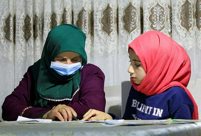 Vanlı 10 çocuk annesi Aslı teyze torunundan okuma yazma öğreniyor - 7