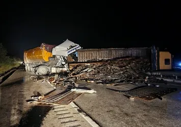 TIR önünde seyreden hurda yüklü kamyona çarptı: 2 yaralı