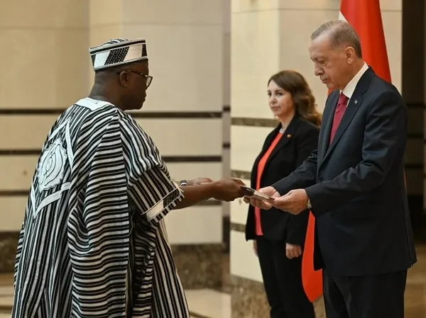 buyukelcilerden-baskan-erdogana-guven-mektubu-sunumu-1689260872797.jpg Büyükelçilerden Başkan Erdoğan'a güven mektubu sunumu! - 7