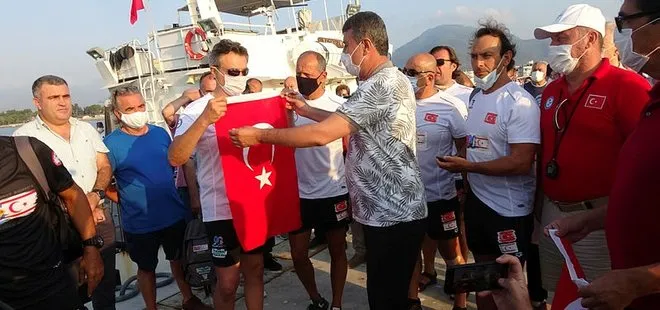 Eski Bakan Tüzmen ile 5 sporcu Mersin’den KKTC’ye yüzerek bayrak taşıdı
