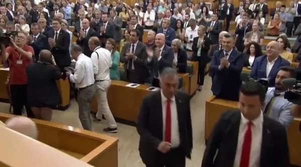 Özgür Özel saf mı değiştirdi? Arkasından iş çevirdiği Kemal Kılıçdaroğlu’nu ayakta alkışladı