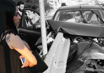 Bakırköy'de feci kaza! Ok gibi saplandı