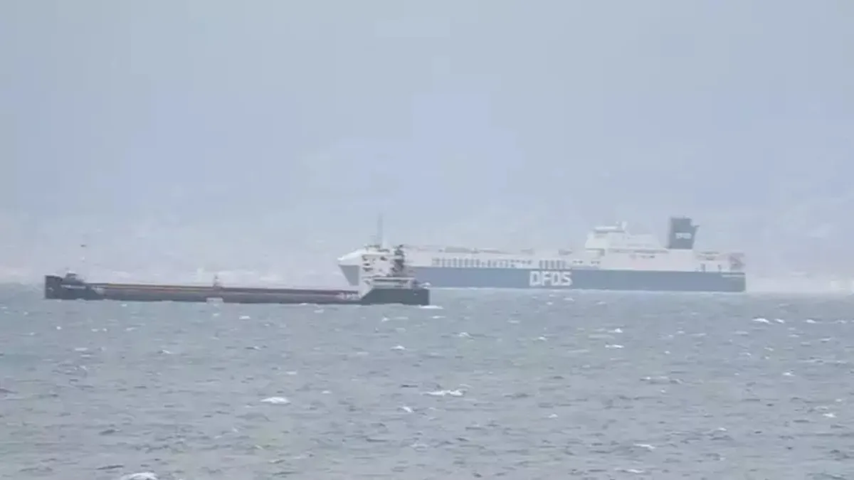 Yük gemileri fırtına nedeniyle Edremit Körfezi'ne sığındı