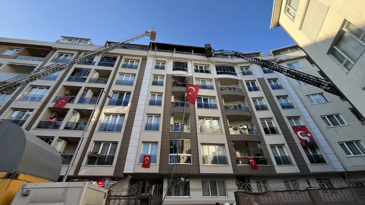 Eyüpsultan'da çatı yangını! Alevler 3 binayı sardı