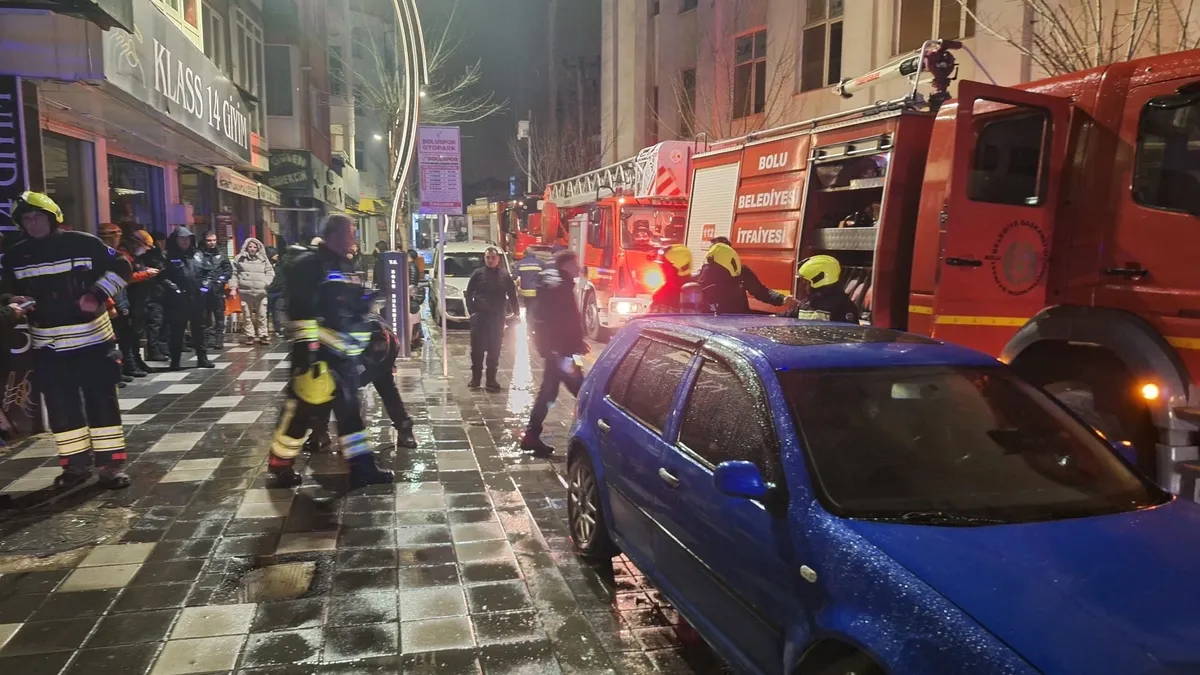 Bolu’da gece saatlerinde korkutan yangın: 2 yaralı