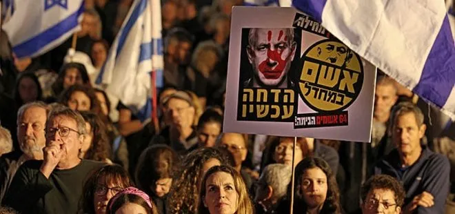 Katile yolun sonu gözüküyor! Tel Aviv’de binlerce kişi görevden alınması için gösteri düzenledi: Bizi aptallar yönetiyor