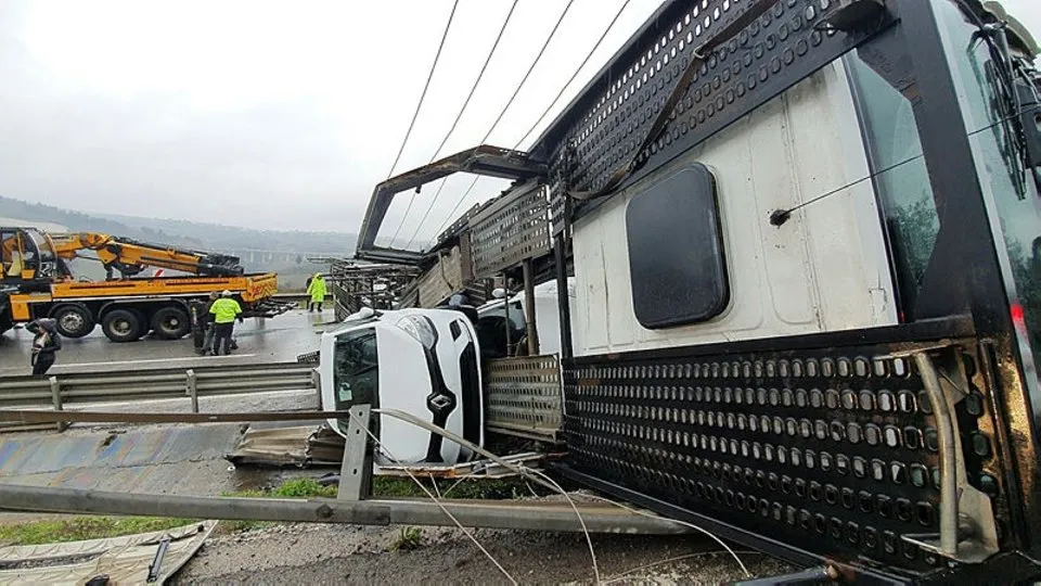 Bursa’da sıfır araçları taşıyan devrildi, arabalar hurdaya çıktı
