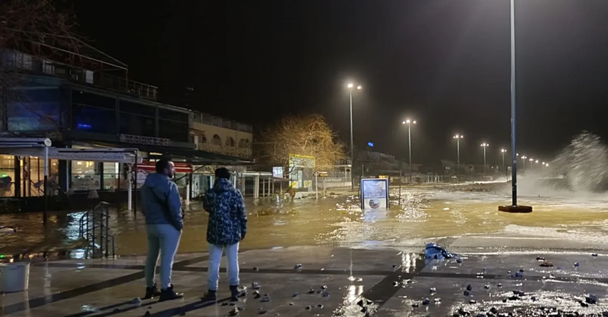 Yurt genelinde lodos kabusu! Çatılar uçtu: Dalgalar sahili aşarak iş yerlerine zarar verdi