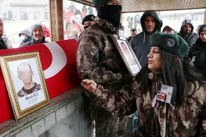 baskan-erdogandan-sehit-necati-aygun-ve-birol-ilinin-ailelerine-bassagligi-1648051277345.jpg Başkan Erdoğan'dan şehit Necati Aygün ve Birol İli'nin ailelerine başsağlığı - 4