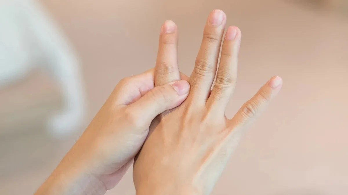 Ellerinizde uyuşma, yanma, karıncalanma, kulak çınlaması gibi belirtilerle ortaya çıkıyor! Muhtemelen o vitamin eksik! İşte tamamlayabileceğiniz besinler…