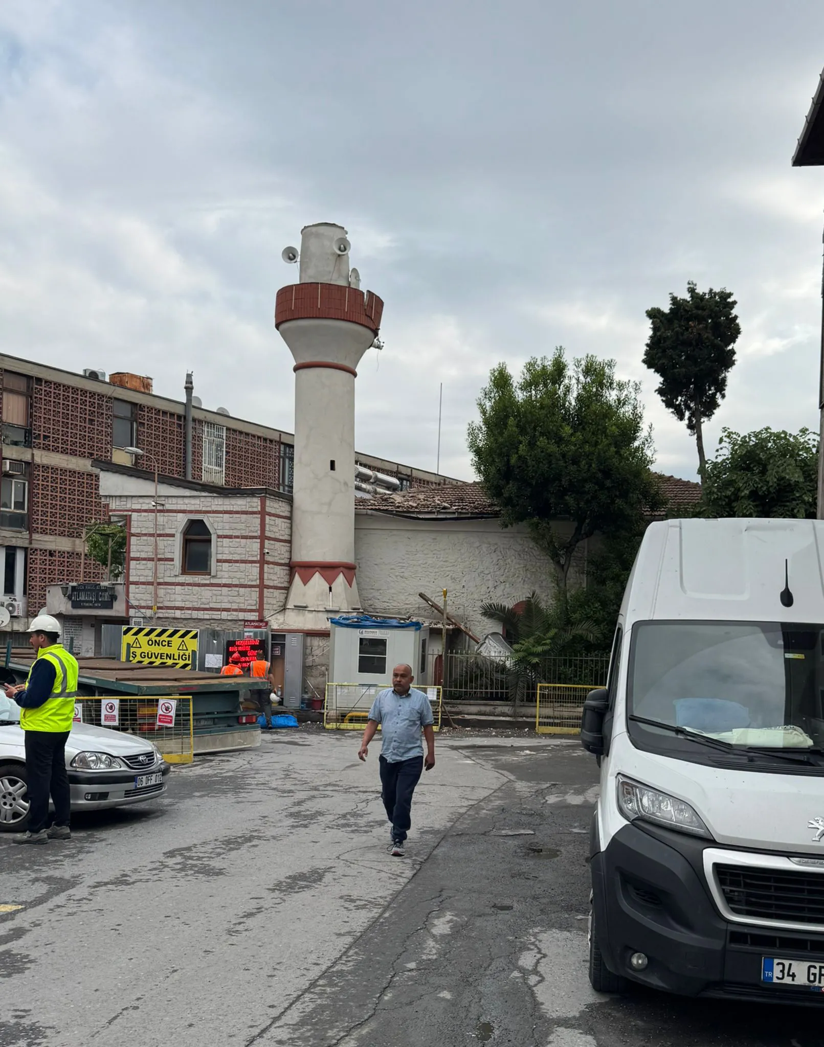 İstanbul'da tarihi caminin minaresi yıkıldı