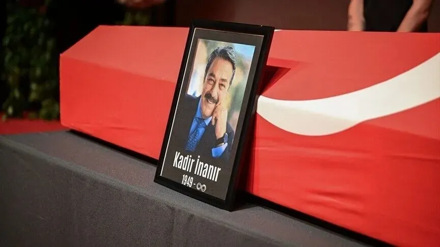 1784463689098.jpeg Türk sinemasının usta ismi Kadir İnanır, 26 Haziran 2026 tarihinde tedavi gördüğü hastanede 77 yaşında hayatını kaybetti.