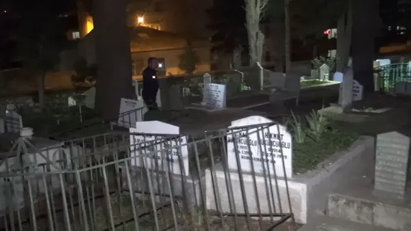 bursada-mezarlikta-aglayan-bebek-ihbari-polis-ekiplerini-harekete-gecirdi-1612683806030.jpg Bursa'da 'mezarlıkta ağlayan bebek' ihbarı polis ekiplerini harekete geçirdi - 1