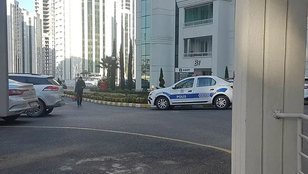 Son dakika: İstanbul'daki şüpheli paketten el bombası ve mermiler çıktı - 1