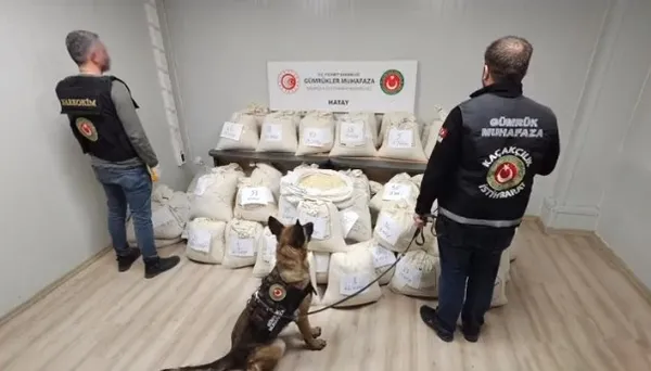 ticaret-bakanligi-ve-mitten-operasyon-hatayda-12-ton-uyusturucu-hap-ele-gecirildi-1701240790120.jpg Ticaret Bakanlığı ve MİT'ten operasyon: Hatay'da 1,2 ton uyuşturucu hap ele geçirildi - 1