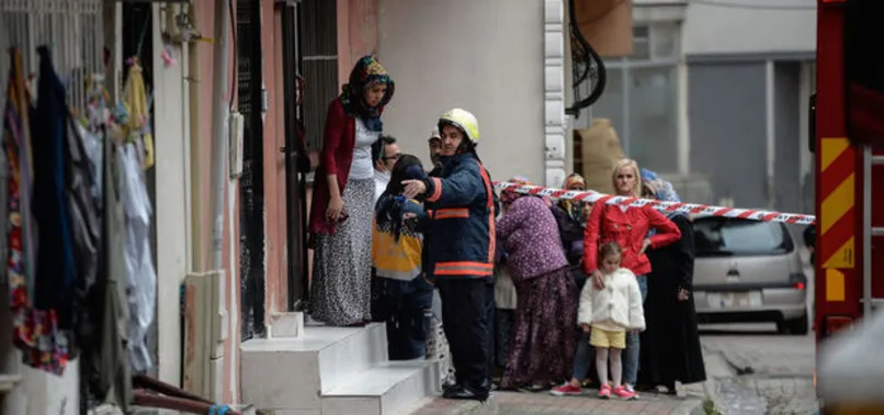 Kağıthane'de çıkan yangın mahalleyi sokağa döktü