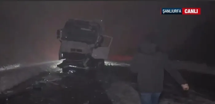 sanliurfada-zincirleme-felaket-7-tir-birbirine-girdi-2-yarali-a-haber-bolgede-1767287709545.jpg A Haber muhabiri Mehmet Geçgel, kaza bölgesine giderek son gelişmeleri aktardı. (Ekran görüntüsü)