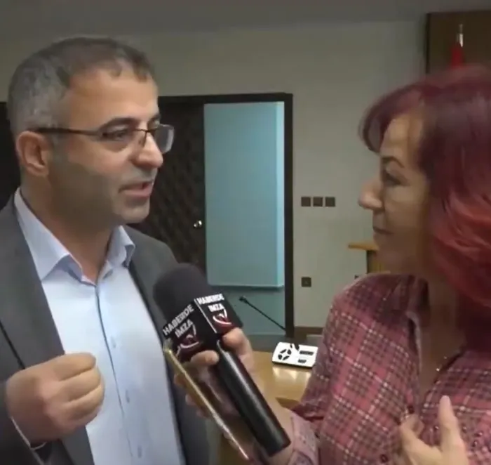 chpli-maltepe-belediye-baskan-yardimcisinin-zor-anlari-pkkya-teror-orgutu-diyemedi-1728672670284.jpeg CHP'li Maltepe belediye başkan yardımcısının zor anları! PKK'ya arka çıktı: "terör örgütü" diyemedi - 2
