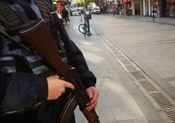 İzmir'de bomba paniği: 20 bina boşaltıldı