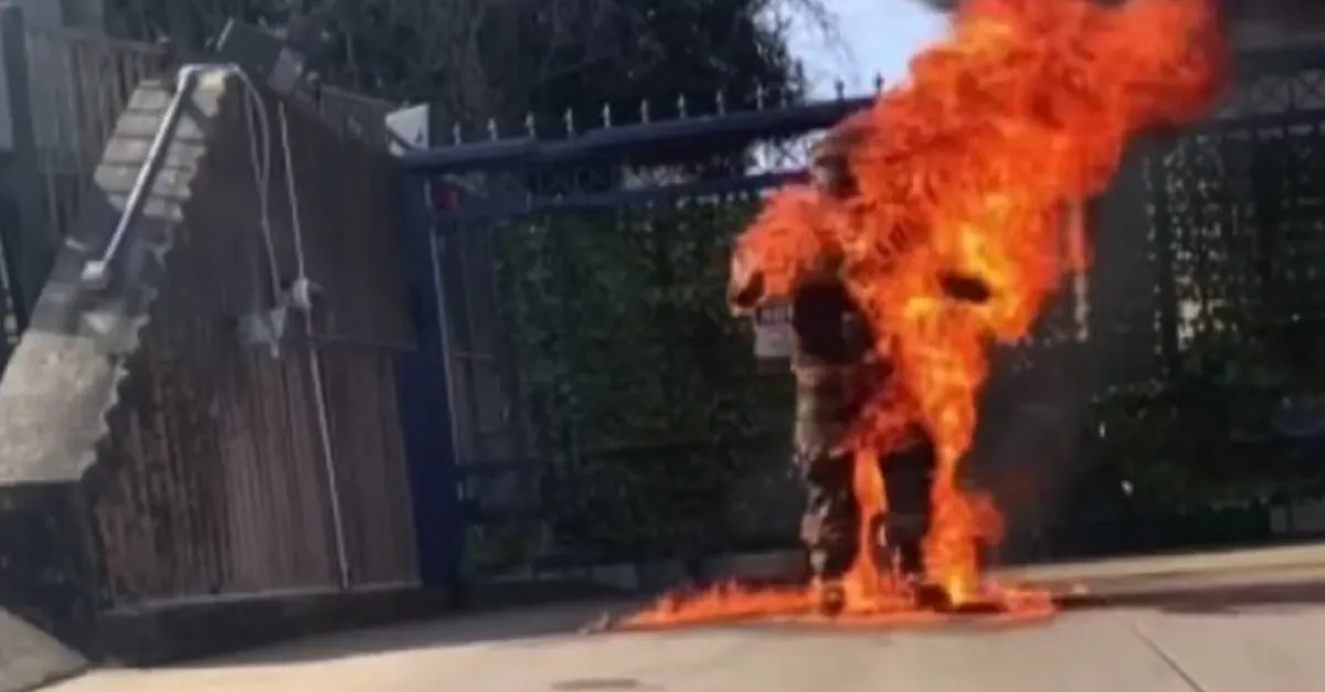 İsrail’in ABD Büyükelçiliği önünde bir kişi kendini böyle ateşe verdi