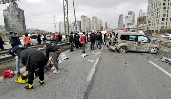 son-dakika-istanbulda-zincirleme-kaza-trafik-durma-noktasina-geldi-1614773254410.jpg Son dakika... İstanbul'da zincirleme kaza: Trafik durma noktasına geldi - 2