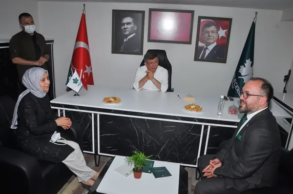 gelecek-partisinde-rezalet-ilce-baskaninin-uygunsuz-iliski-yasadigi-ortaya-cikti-1625572175786.jpeg Gelecek Partisi'nde rezalet! İlçe başkanının uygunsuz ilişki yaşadığı ortaya çıktı - 3