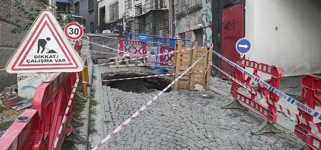 İstanbul Beyoğlu'nda yol çöktü! Kazadan son anda kurtuldu
